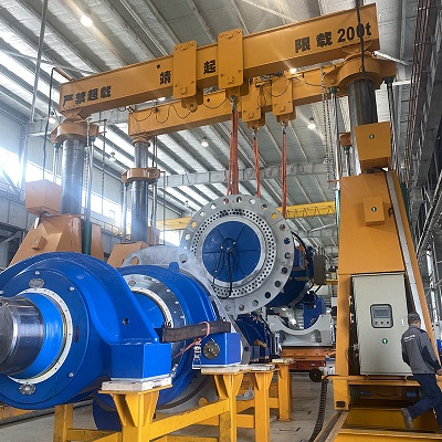 【靖起】為國外客戶非標(biāo)定制移動式液壓門式起重機(jī)